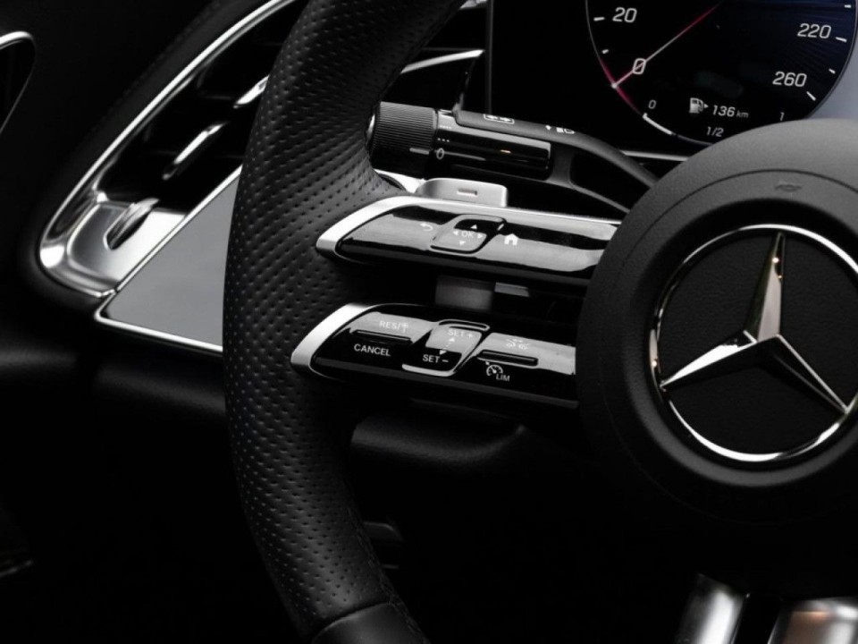 Mercedes-Benz E 200 4MATIC AMG - foto 8