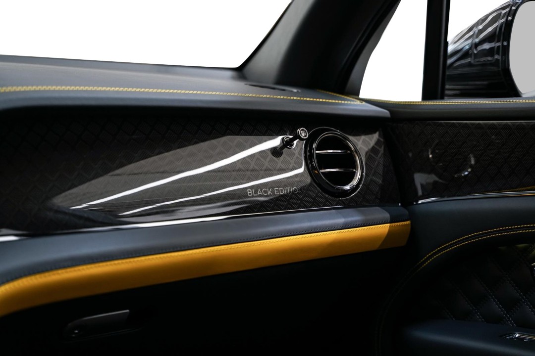 Bentley Bentayga Black Edition Hybrid - foto 16