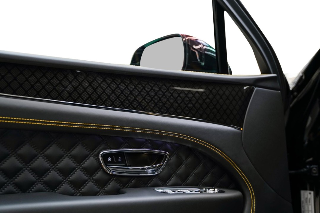 Bentley Bentayga Black Edition Hybrid - foto 17