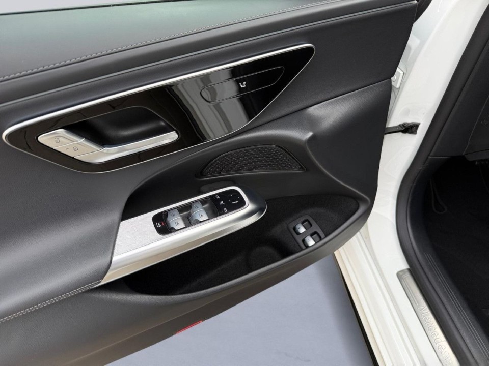 Mercedes-Benz E 300e AMG - foto 10