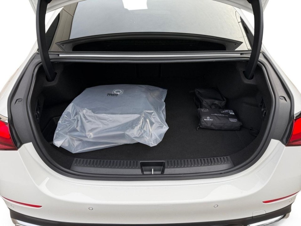 Mercedes-Benz E 300e AMG - foto 12