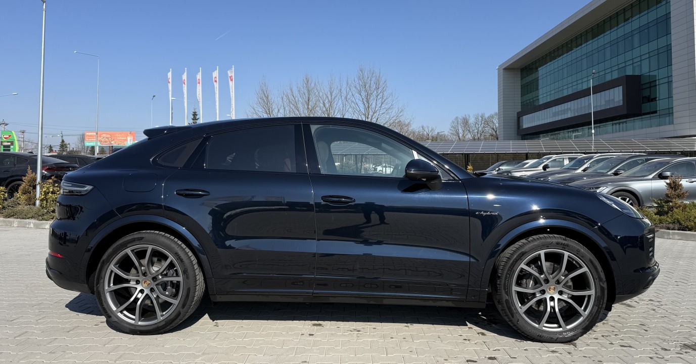 Porsche Cayenne Coupe E-Hybrid Platinum Edition (2)