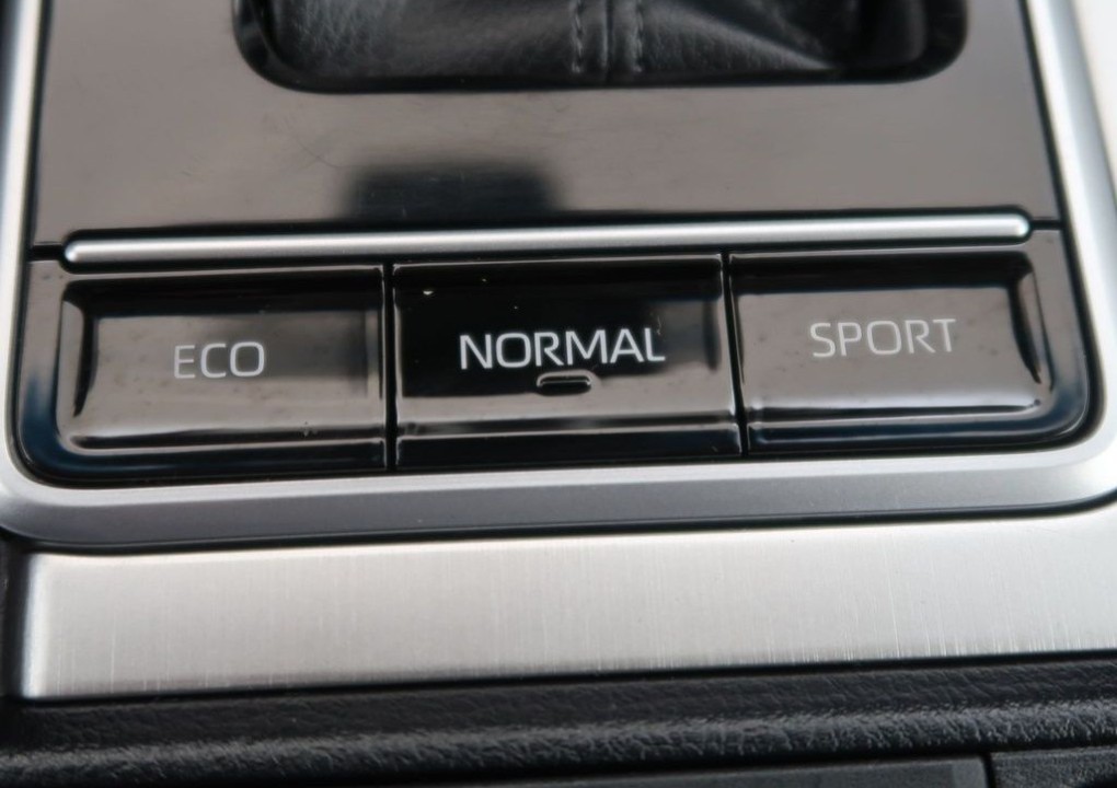 Toyota Land Cruiser 2.8 D-4D - foto 28