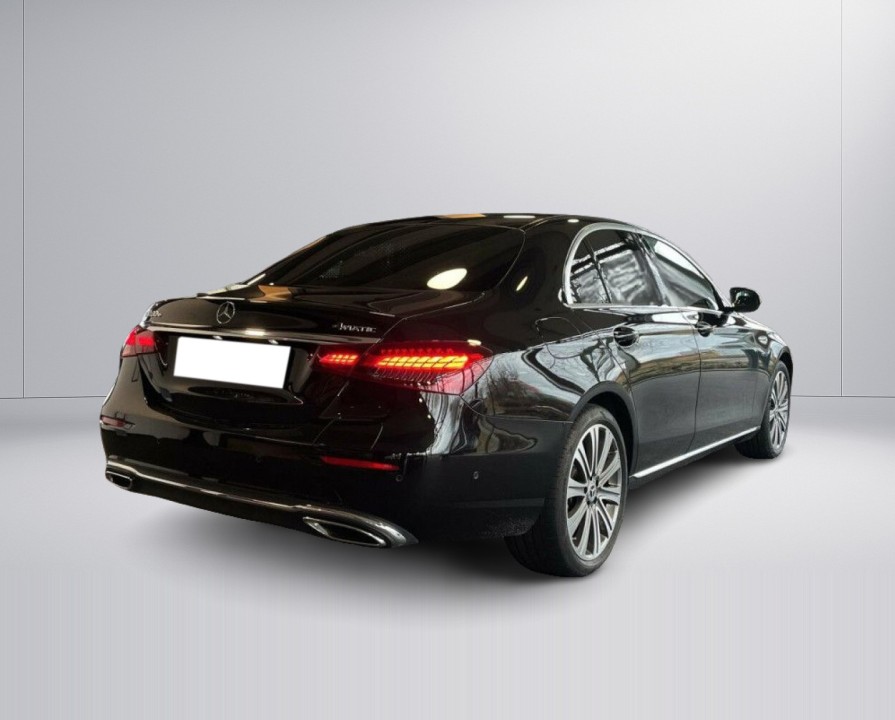 Mercedes-Benz E 300e 4MATIC (3)