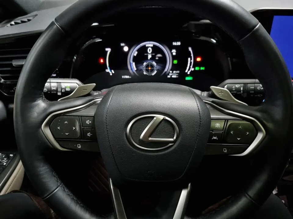 Lexus Seria NX 450h+ - foto 14