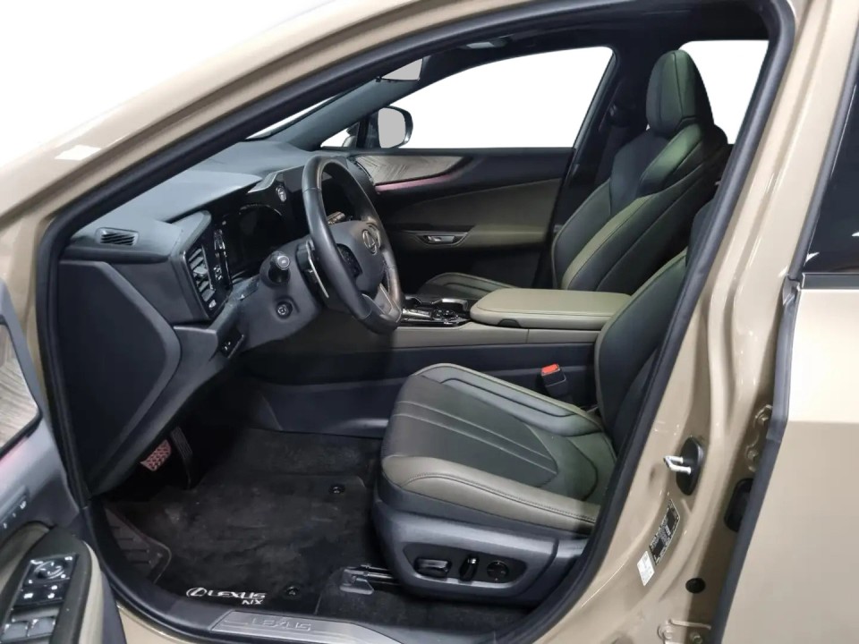 Lexus Seria NX 450h+ - foto 11