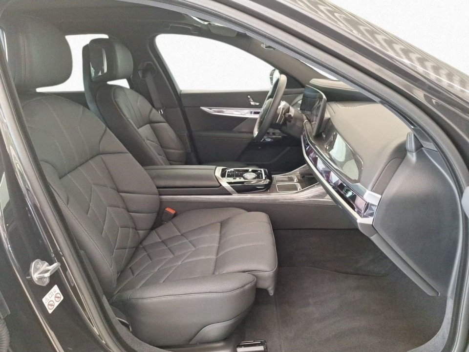 BMW Seria 7 xDrive750e - foto 7