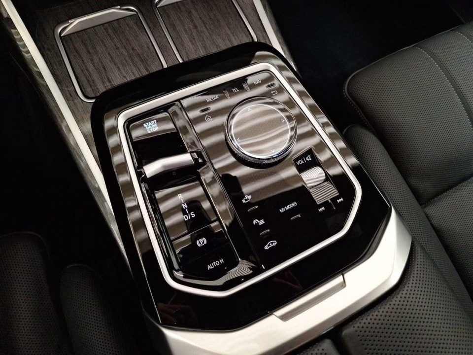 BMW Seria 7 xDrive750e - foto 8