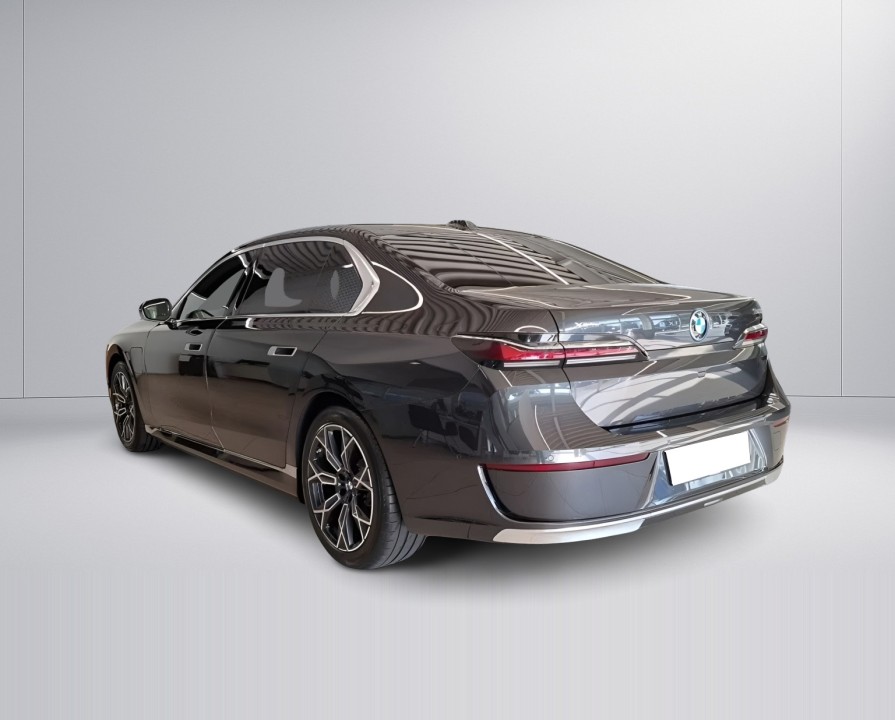 BMW Seria 7 xDrive750e (3)
