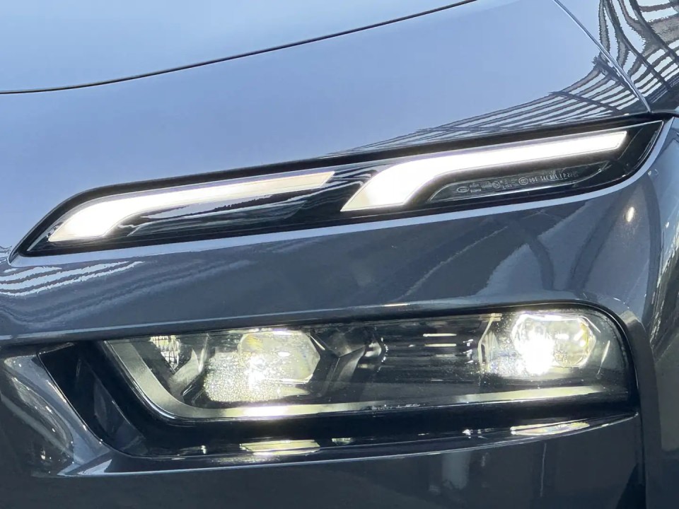 BMW Seria 7 xDrive750e - foto 7