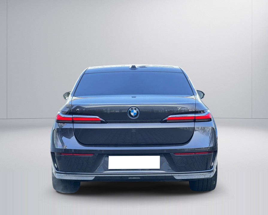 BMW Seria 7 xDrive750e (3)