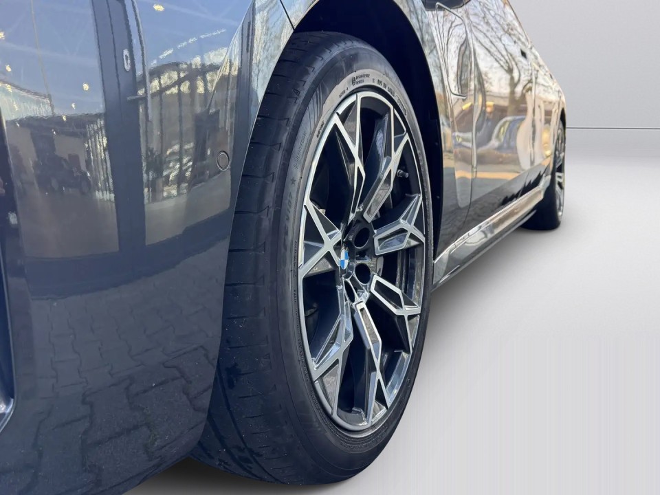 BMW Seria 7 xDrive750e - foto 29
