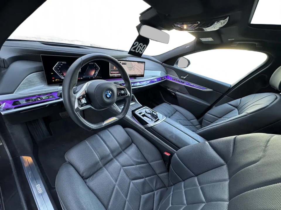 BMW Seria 7 xDrive750e - foto 11