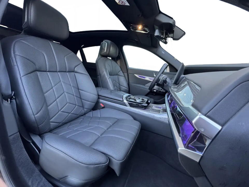 BMW Seria 7 xDrive750e - foto 12