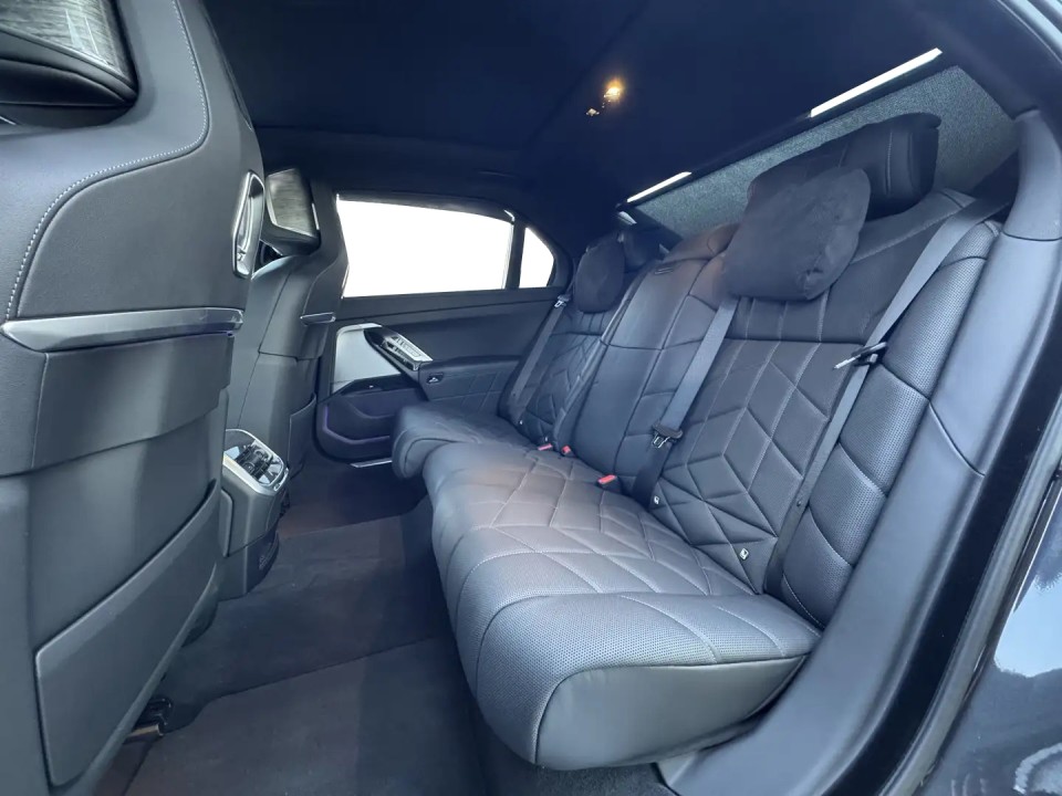 BMW Seria 7 xDrive750e - foto 10