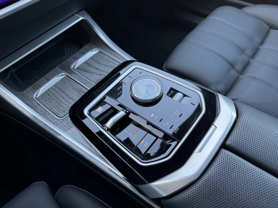 BMW Seria 7 xDrive750e - foto 16