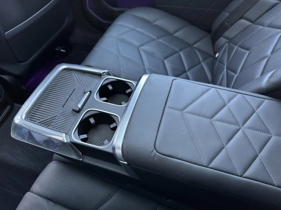 BMW Seria 7 xDrive750e - foto 18