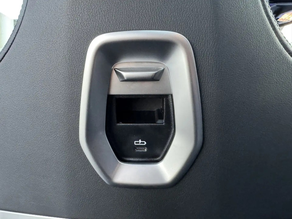 BMW Seria 7 xDrive750e - foto 22