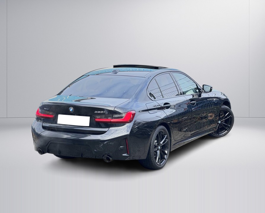 BMW Seria 3 330i xDrive M-Sport (2)