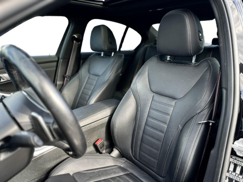 BMW Seria 3 330d xDrive M-Sport - foto 12