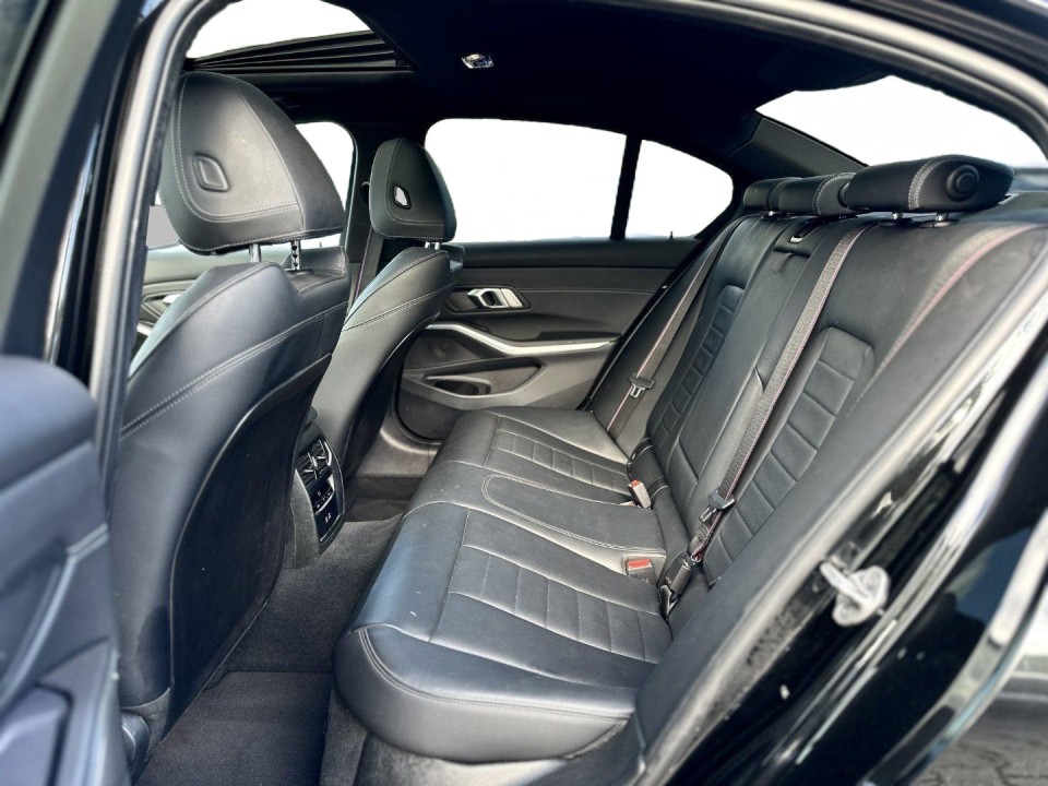 BMW Seria 3 330d xDrive M-Sport - foto 16