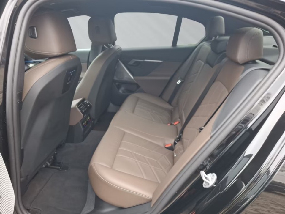 BMW Seria 5 520d xDrive M-Sport - foto 12