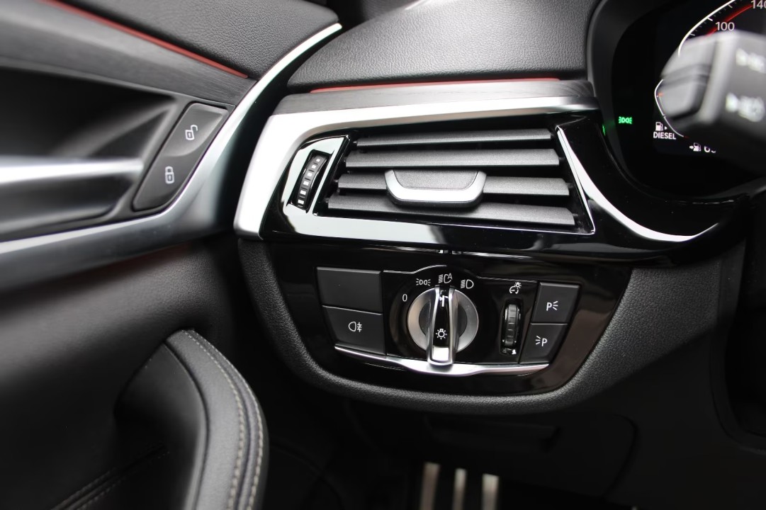 BMW Seria 5 520d xDrive M-Sport - foto 18