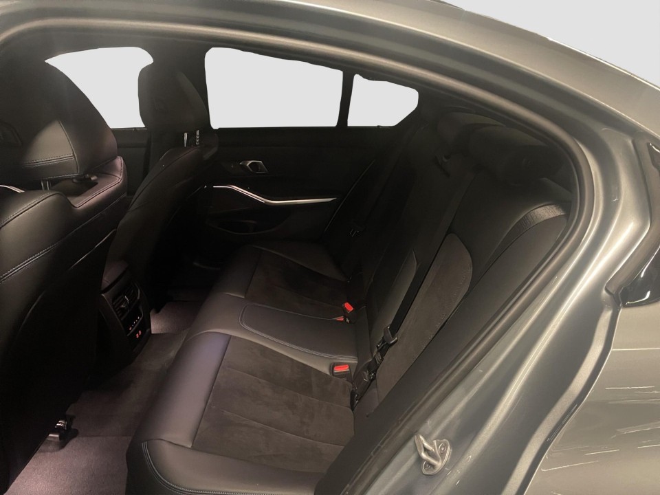 BMW Seria 3 330i xDrive M-Sport - foto 10