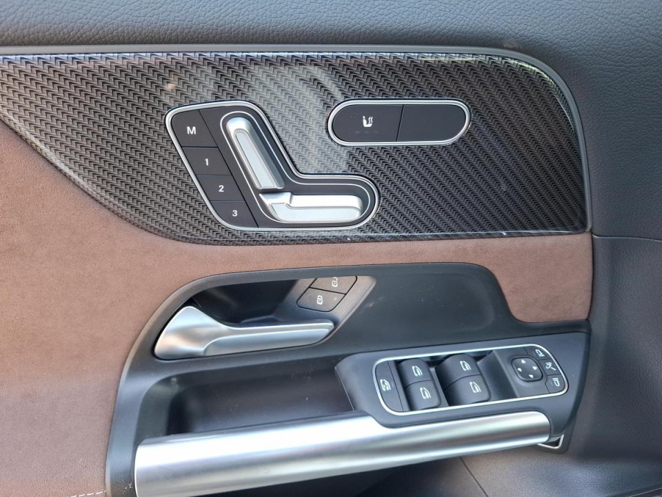 Mercedes-Benz GLA 220 4MATIC AMG Line - foto 17