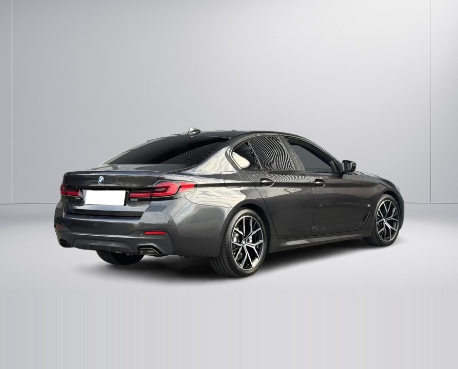 BMW Seria 5 520i M-Sport (2)