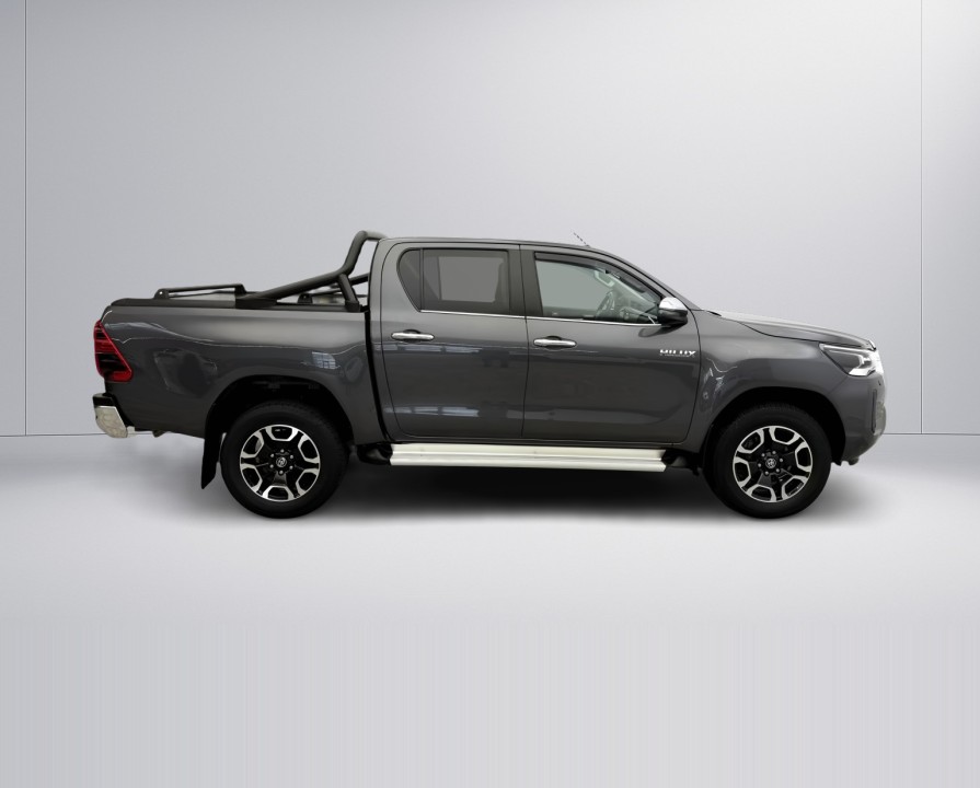 Toyota Hilux 2.8D Executive MT (2)