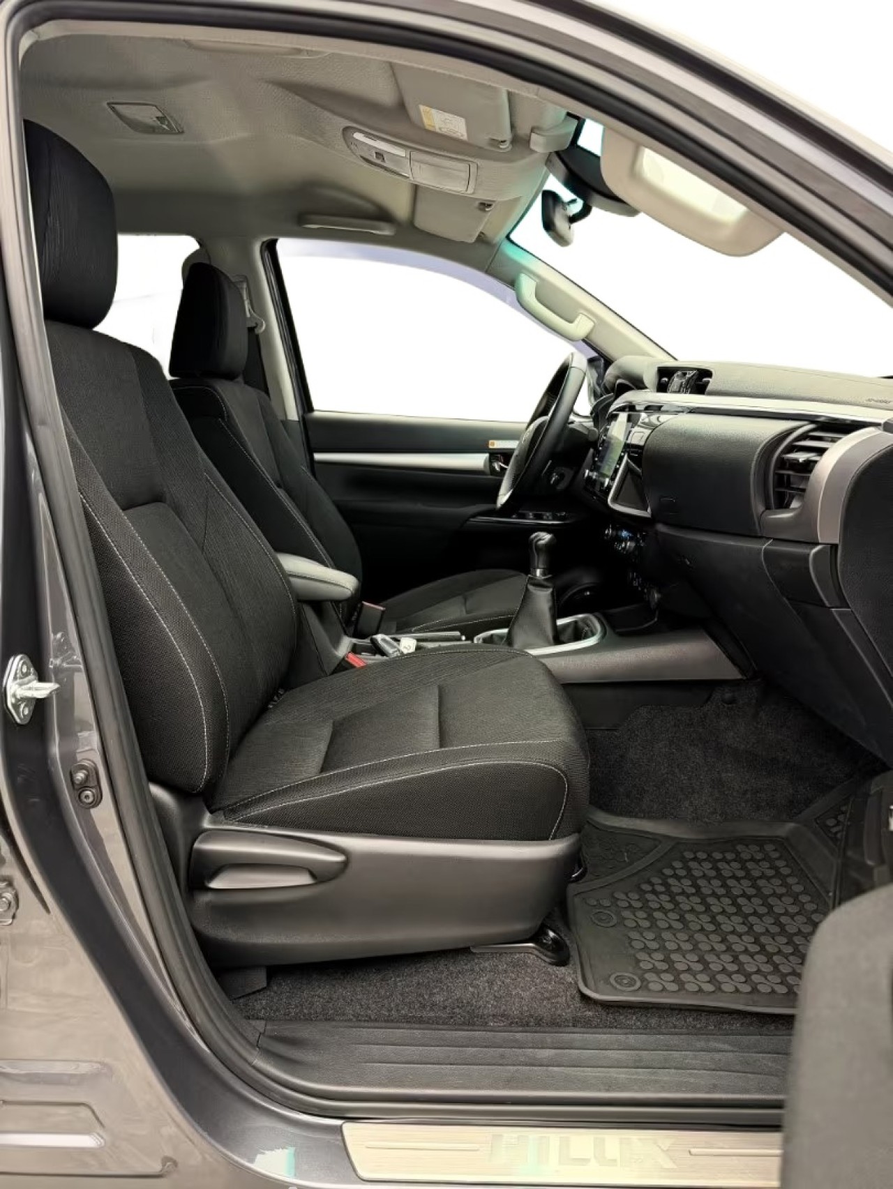 Toyota Hilux 2.8D Executive MT - foto 18