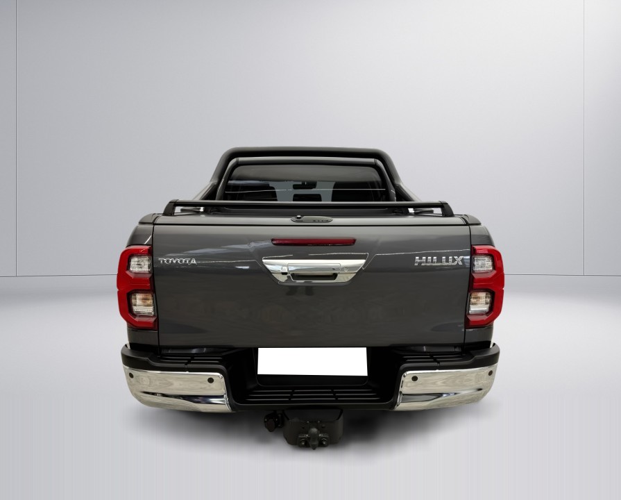 Toyota Hilux 2.8D Executive MT (4)