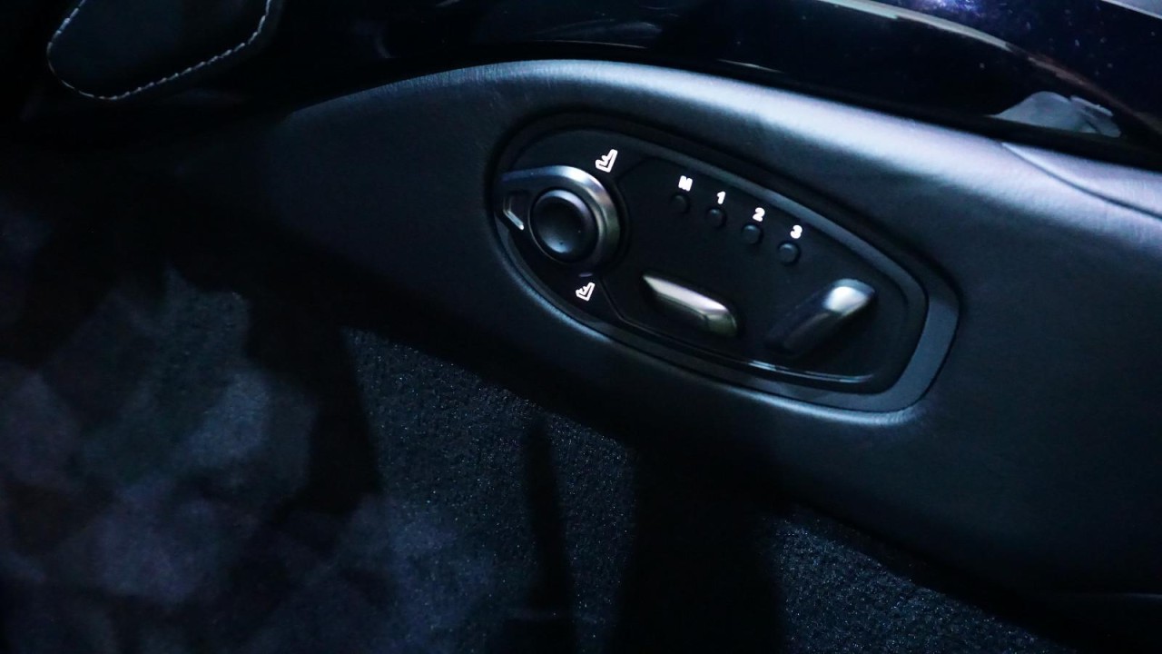 Aston Martin Vantage V8 - foto 19