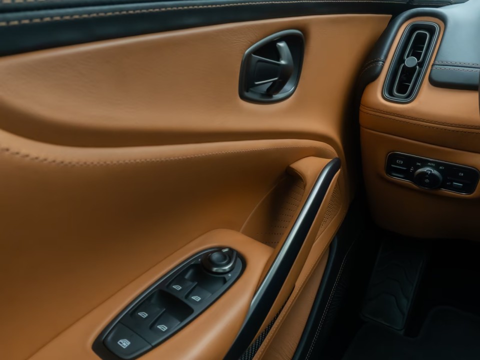 Aston Martin DBX - foto 35