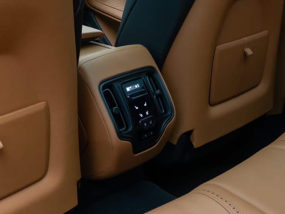 Aston Martin DBX - foto 27