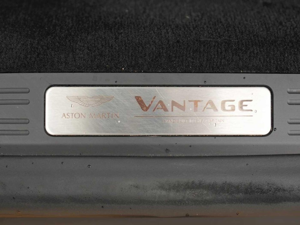 Aston Martin Vantage V8 Roadster - foto 22