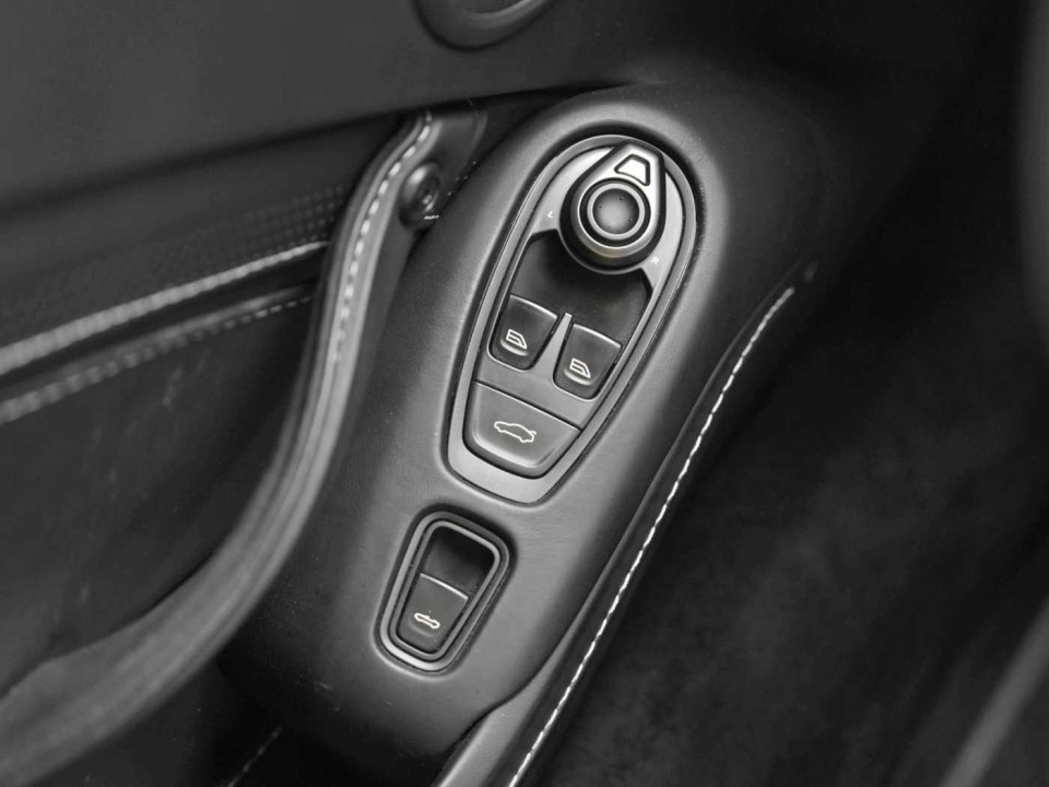 Aston Martin Vantage V8 Roadster - foto 18