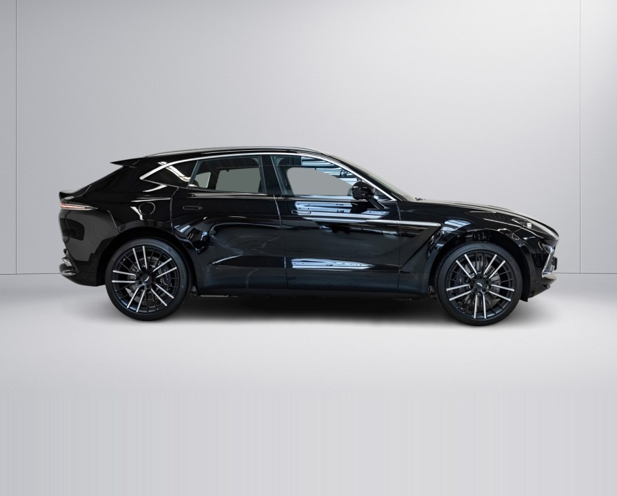 Aston Martin DBX (3)