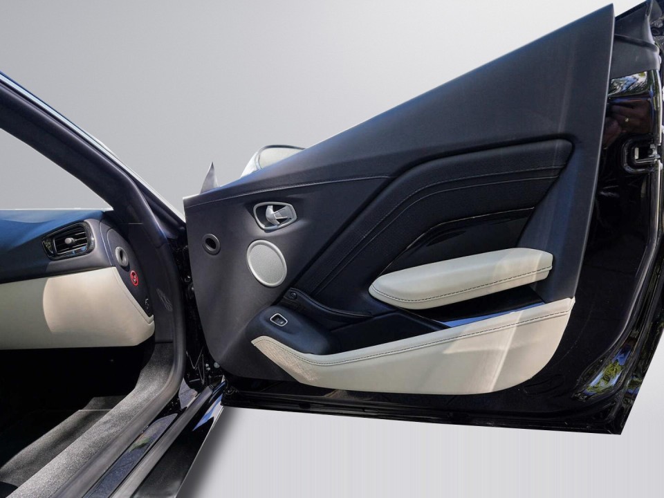 Aston Martin Vantage V8 - foto 18