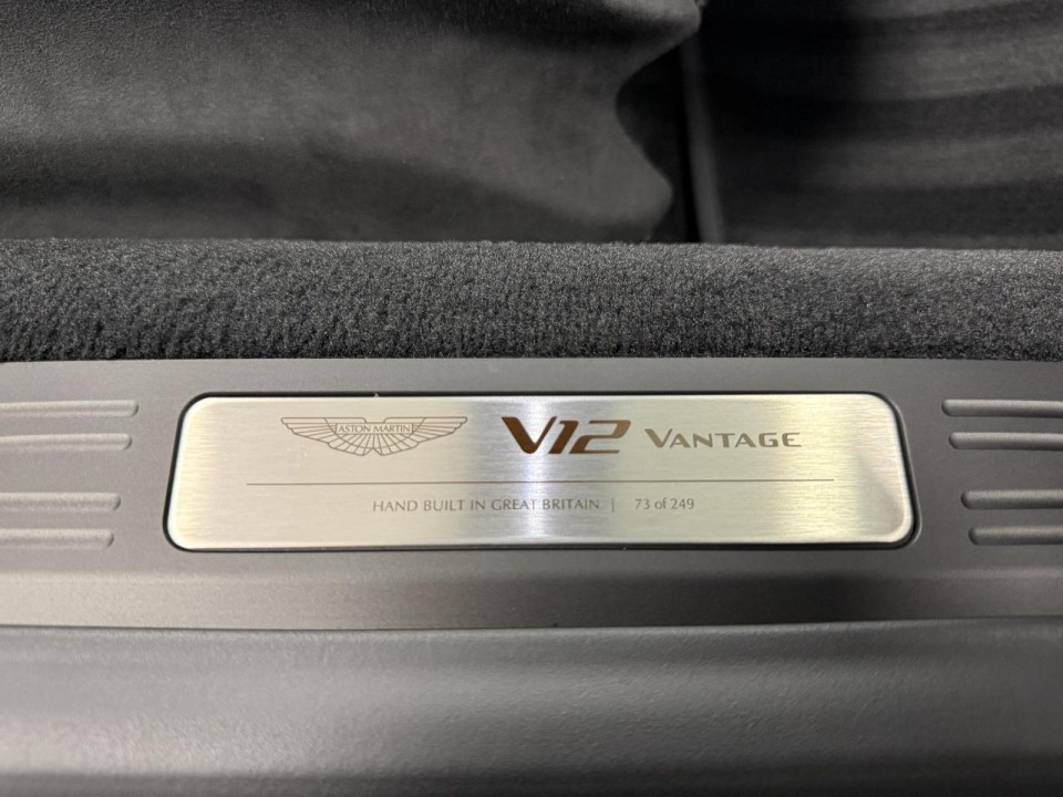 Aston Martin Vantage V12 Roadster - foto 31