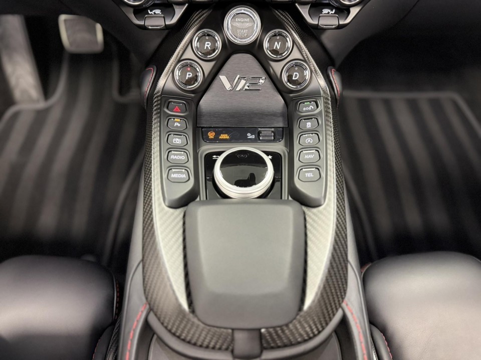 Aston Martin Vantage V12 Roadster - foto 28