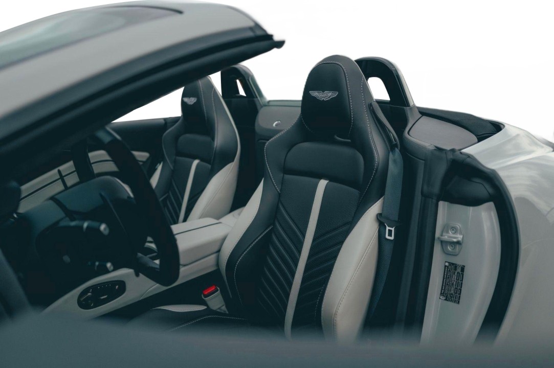 Aston Martin Vantage V12 Roadster - foto 9