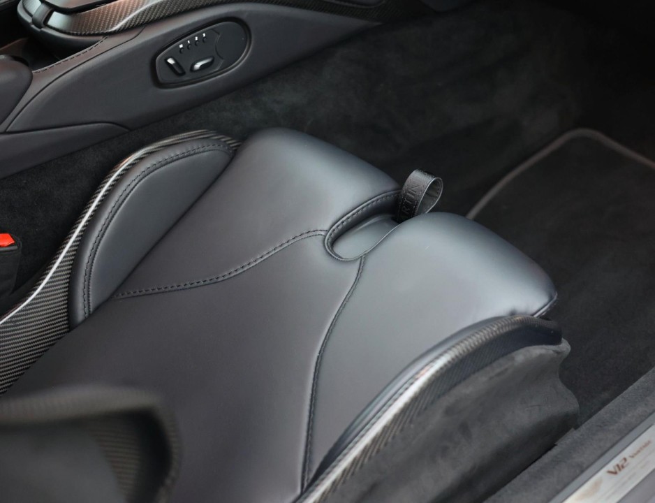 Aston Martin Vantage V12 - foto 15