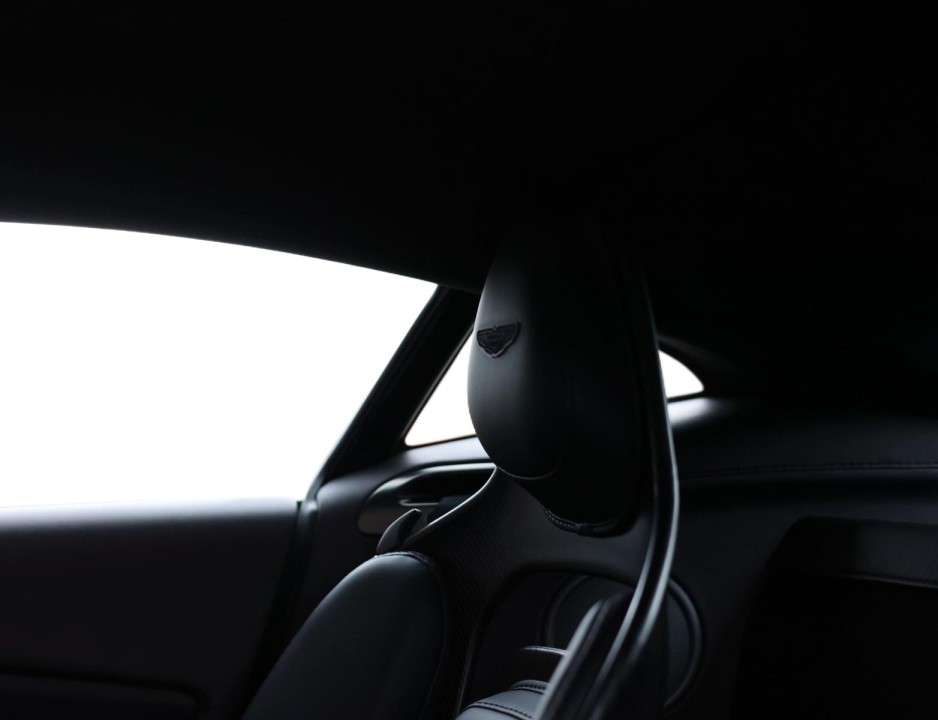 Aston Martin Vantage V12 - foto 13