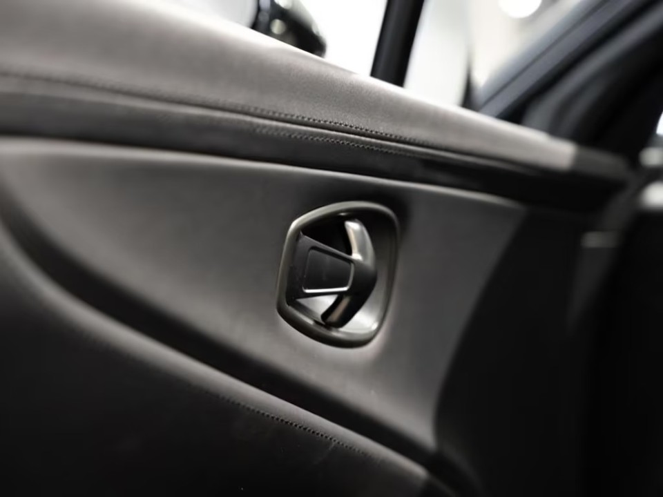 Aston Martin DBX - foto 14