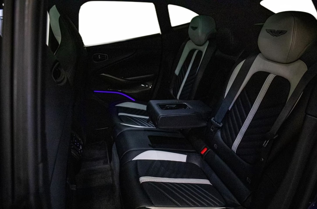 Aston Martin DBX 707 - foto 14