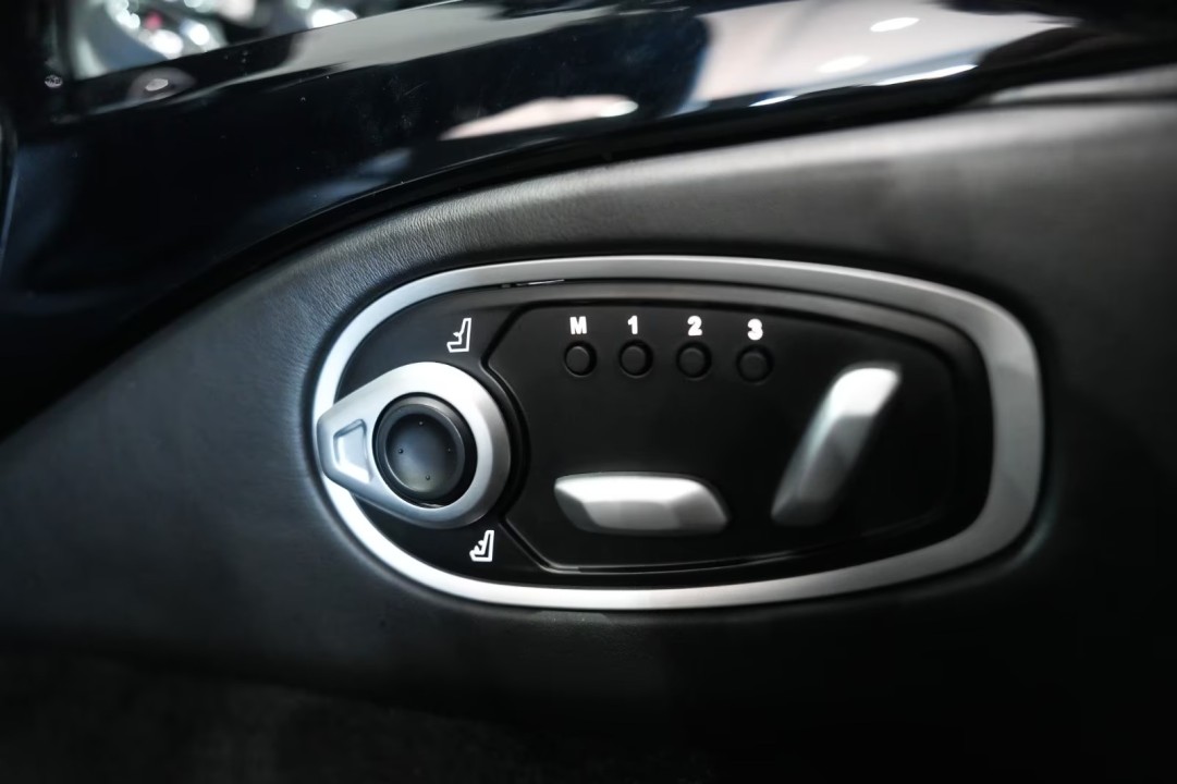 Aston Martin Vantage V8 - foto 17