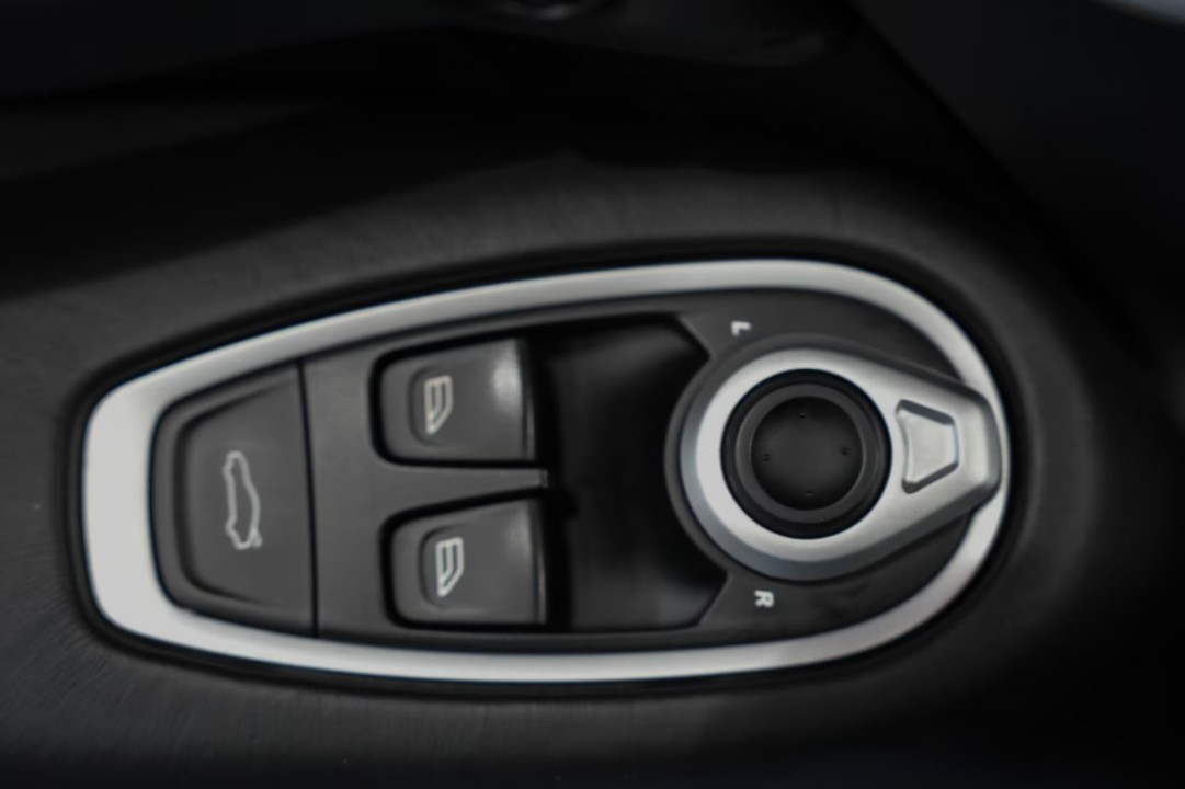 Aston Martin Vantage V8 - foto 15