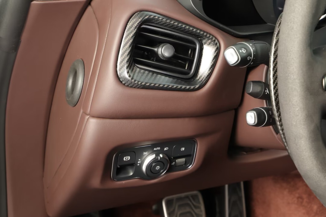 Aston Martin Vantage V8 - foto 9